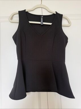 Design Lab Lord & Taylor Black V-Neck Peplum Tank